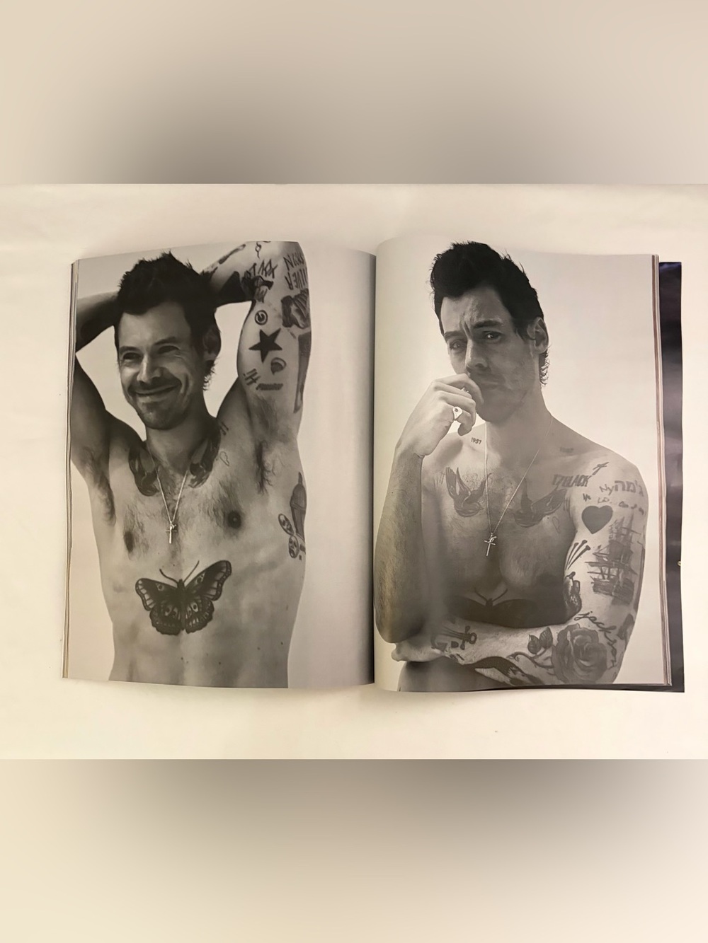 W Harry Styles Fashion “30 Page Portfolio Pop’s Electrifying Star” Volume 4 Mag - Picture 7 of 15
